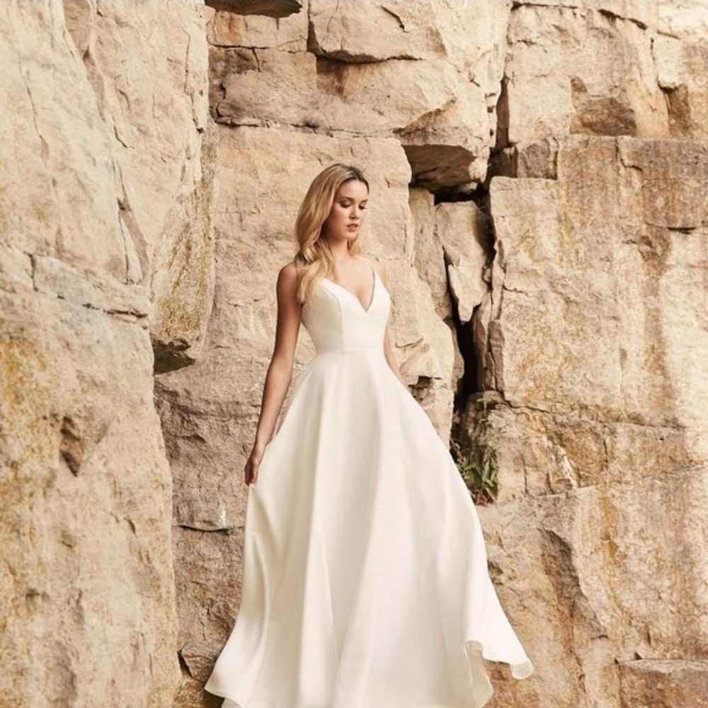 Mikaella Bridal Cream V-Neck A-Line Gown size 16 NWT